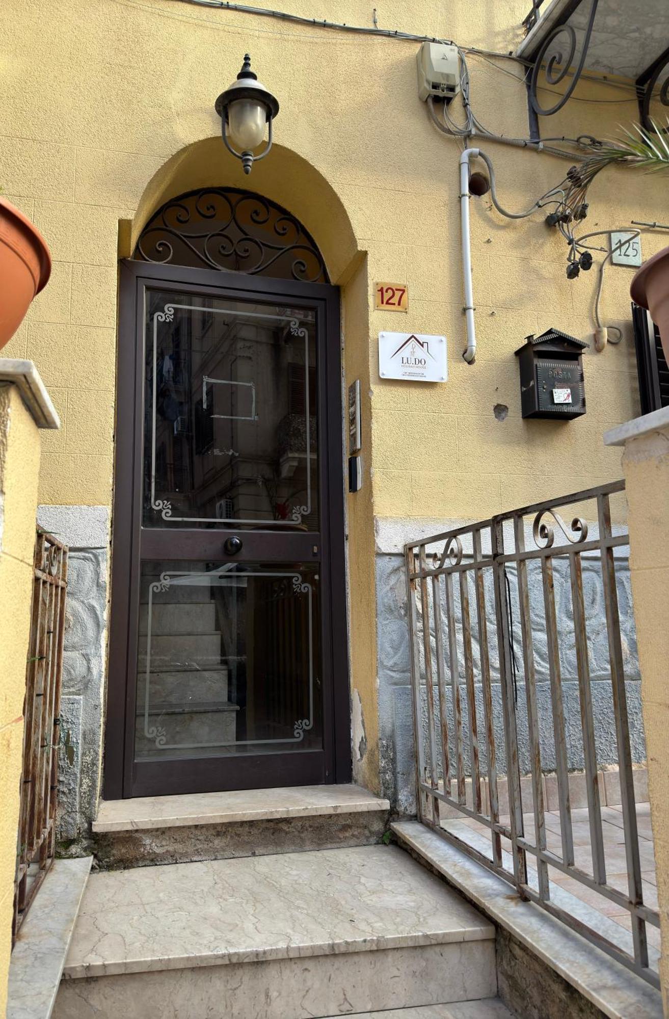 Ludo Holiday House - Charming Con Patio A Due Passi Dalla Cattedrale Palermo Buitenkant foto